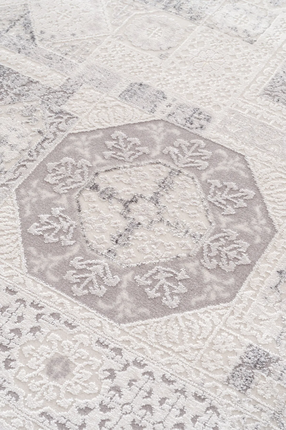 Alfombra gris con motivos tradicionales.