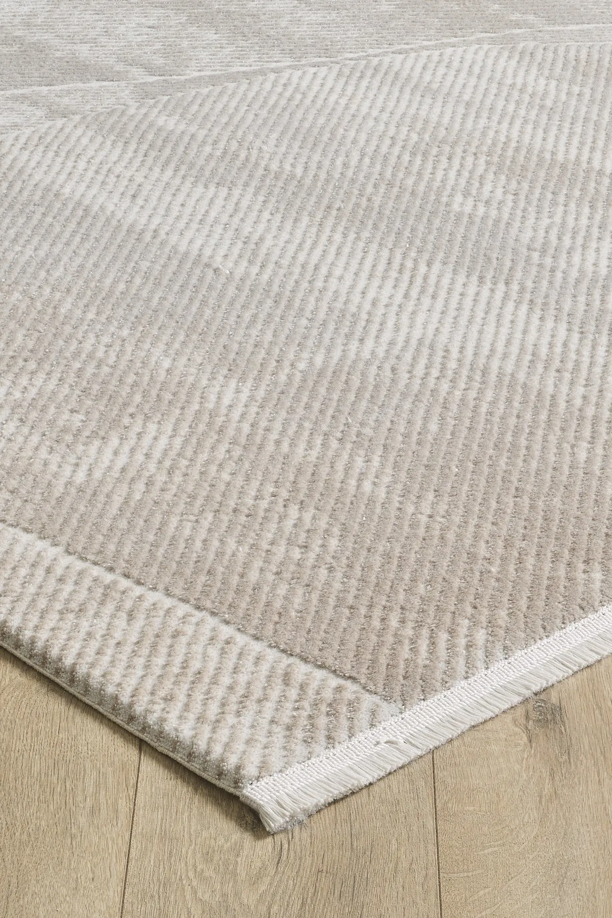Nera-Teppich mit geometrischem Muster.